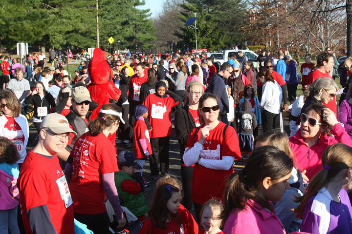 A crowd of runners and walkers gathered before the start of the Fairlington 5K